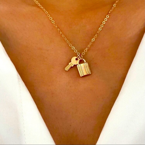 🌵4/$30 New Gold Padlock & Key Necklace - Picture 2 of 3